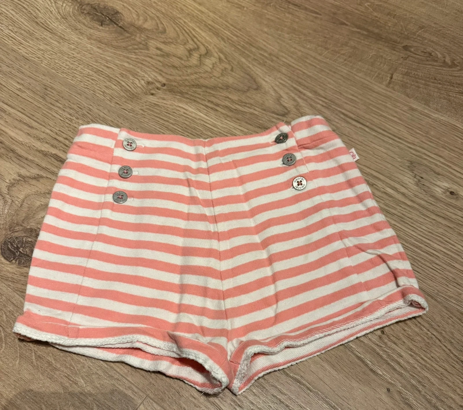 Short fille